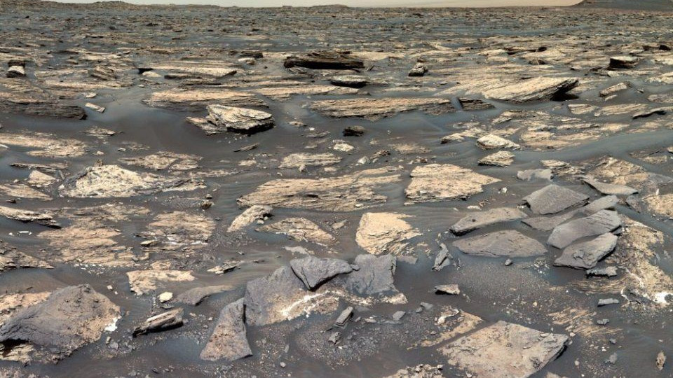 Марсоходът Curiosity изненадващо се натъкна на „земен  участък“