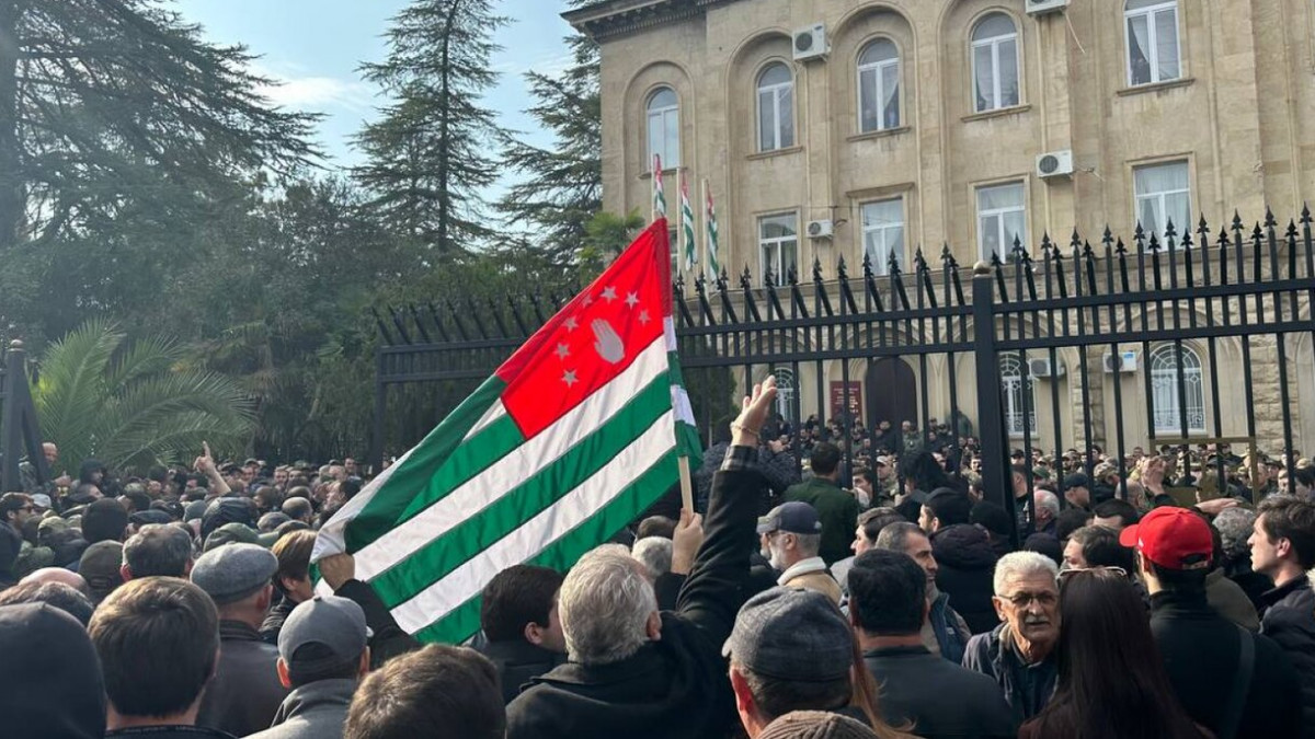 Масови протести доведоха до криза в Абхазия