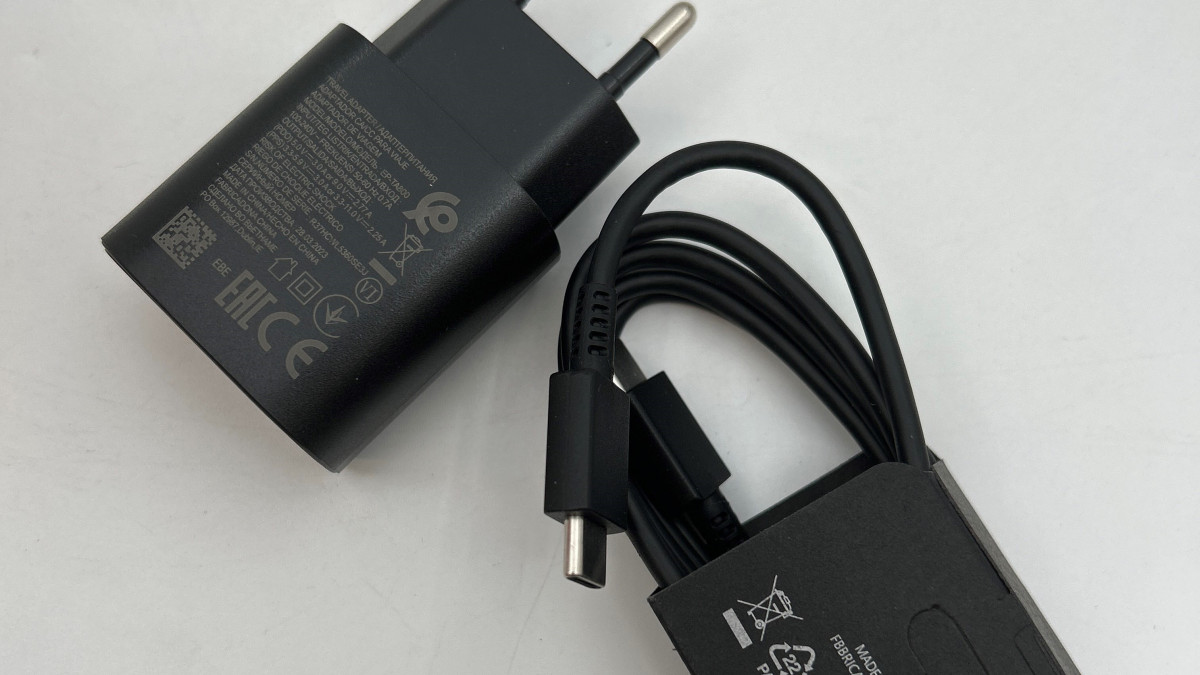 В ЕС забраниха стойка за стена с USB-C кабел заради риск от токов удар