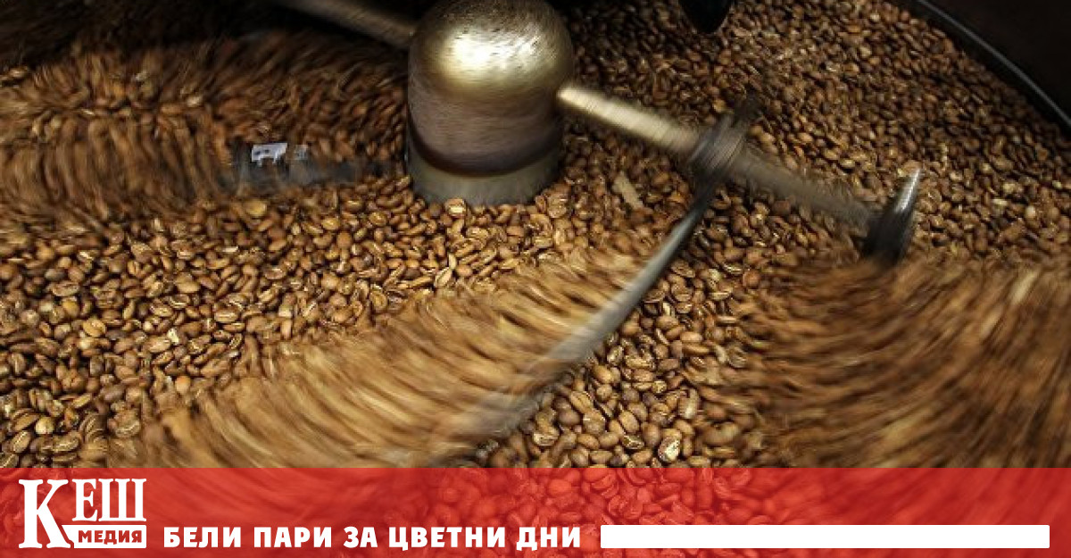 Стотици хиляди тонове какао и кафе, съхранявани в складовете на