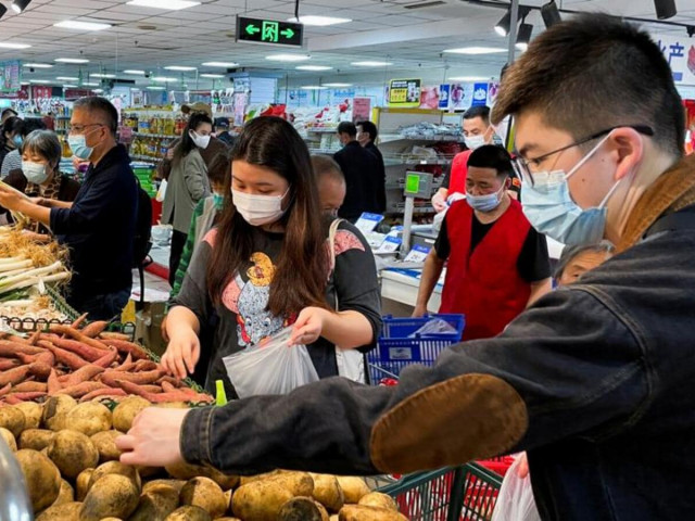 Паническо пазаруване в Пекин пред опасността от нова карантина