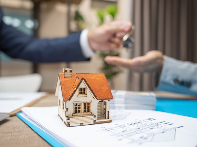 Великобритания съживява имотния пазар с лихва по ипотечните кредити под 1%
