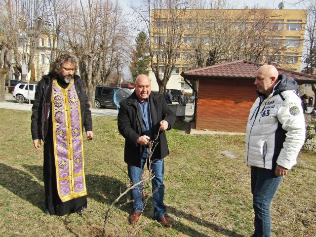 В Северозапада почитат Трифон Зарезан: Деня на лозаря и винаря отбелязаха във Вършец