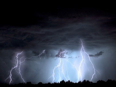Учени работят над система за  "електрификация" на облаците, за да предизвикват дъжд
